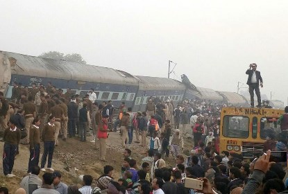 Число жертв крушения поезда в Индии превысило 100 человек
