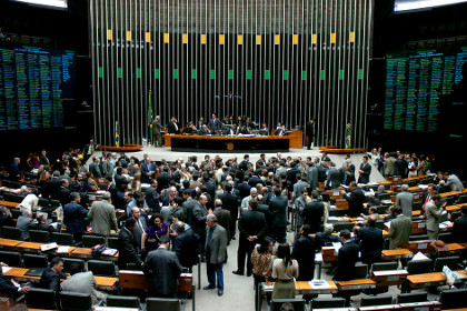 Десятки протестующих ворвались в бразильский парламент