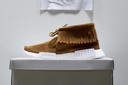 Дизайнер превратил кроссовки adidas в обувь индейцев