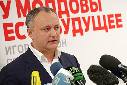 Додон пообещал министру обороны Молдавии тюремную камеру с портретом Дракулы