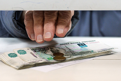 Госдума приняла закон о выплате пяти тысяч рублей всем пенсионерам