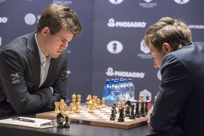 Карякин и Карсен сыграли вничью третью партию матча за шахматную корону