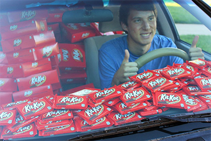 Kit Kat завалил студента шоколадками после кражи батончика из его машины