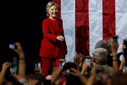 Клинтон выиграла голосование на первом открывшемся участке в США
