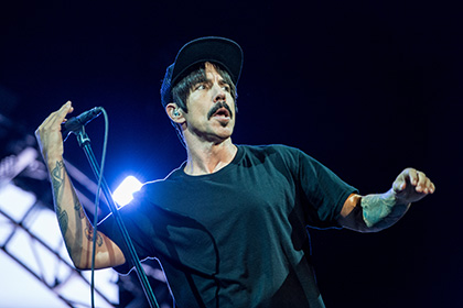 Лидер Red Hot Chili Peppers объяснил нежелание спать с поклонницами