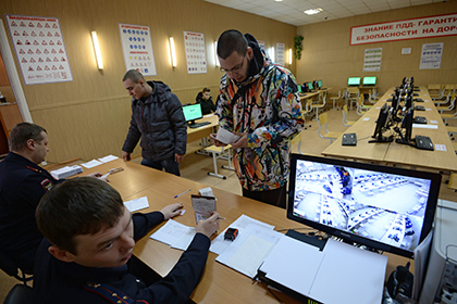 Москвич попытался сдать экзамен в ГИБДД при помощи прибора-шпаргалки
