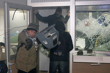 На отделение Сбербанка в Киеве совершено нападение