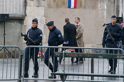Парижская полиция взорвала Porsche посетителя ночного клуба