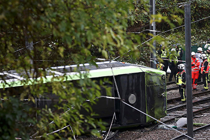 При аварии трамвая в Лондоне погибли пять человек