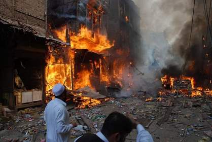 При взрыве возле мавзолея в Пакистане погибли более 30 человек
