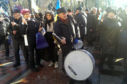 Протестующие с криками «Банду геть!» перекрыли центр Киева