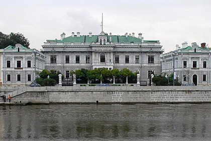 Резиденцию британского посла в Москве забросали «окровавленными манекенами»