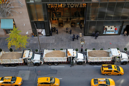 Штаб Трампа и отель Клинтон защитили грузовиками с песком