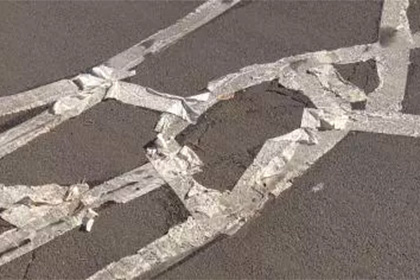 Трещины на дорогах в американском городе заделали туалетной бумагой