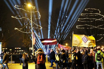 Тысячи латышских националистов провели факельное шествие в Риге