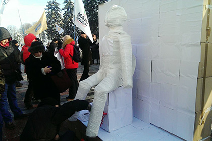 В центре Киева протестующие посадили чучело Порошенко на «унитаз-конституцию»