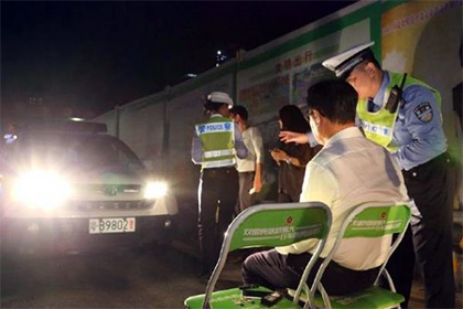 В Китае нарушителей ПДД решили наказывать ослепляющим светом фар