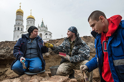 В Кремле обнаружили старинные надгробия