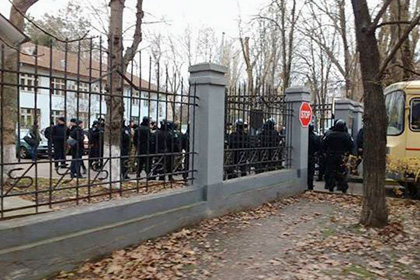 В Одессе двадцать человек в камуфляжной форме напали на здание таможни