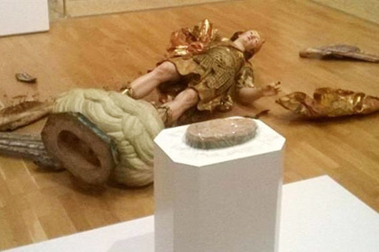 В Португалии поклонник селфи разбил статую XVIII века