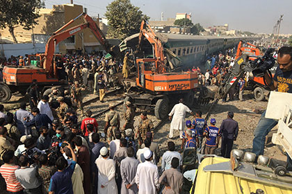 В результате столкновения двух поездов в Карачи погибли 16 человек