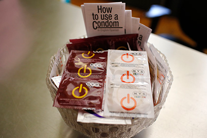 В сети возмутились требованием использовать презервативы на съемках порно