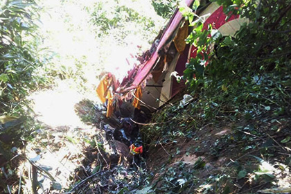 В Таиланде автобус с 40 пассажирами упал в пропасть