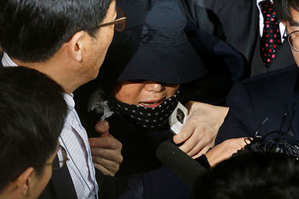 Власти Южной Кореи захотели арестовать гадалку президента
