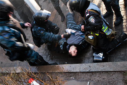 Янукович потребовал расследовать преступления против сотрудников МВД на Майдане