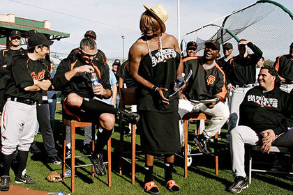Американским бейсболистам запретили переодеваться в женские наряды