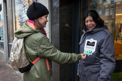 Амстердамских бездомных научили принимать милостыню с пластиковых карт