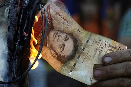 Из-за беспорядков в Венесуэле отложили изъятие банкнот в 100 боливаров
