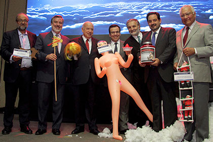 Министру экономики Чили подарили надувную секс-куклу