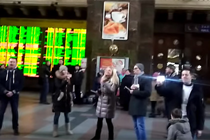 На центральном вокзале в Киеве хором спели «Солнечный круг»