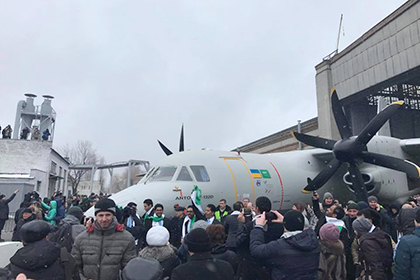 На Украине показали прототип нового транспортного самолета Ан-132