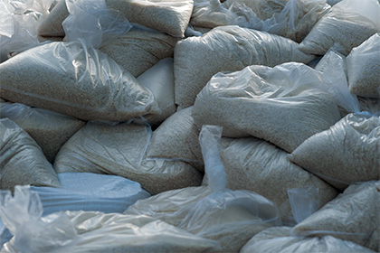 Нигерийские таможенники изъяли 102 мешка пластикового риса