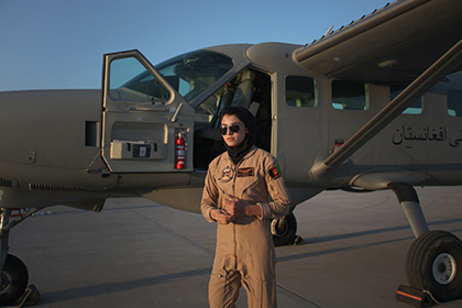 Первая летчица афганских ВВС опровергла информацию об эмиграции в США