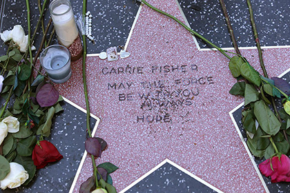 Поклонники Кэрри Фишер посвятили актрисе звезду на Аллее славы