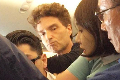 Поп-певец Ричард Маркс заломал руку дебоширу на авиарейсе в Сеул