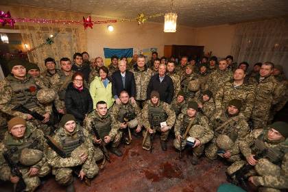 Порошенко в Донбассе наградил сенатора Маккейна псевдоукраинской винтовкой