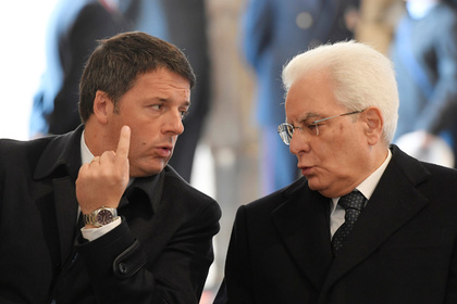 Президент Италии попросил Ренци отложить отставку