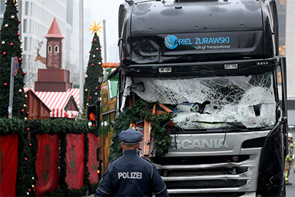 СМИ сообщили о находящемся на свободе настоящем исполнителе атаки в Берлине