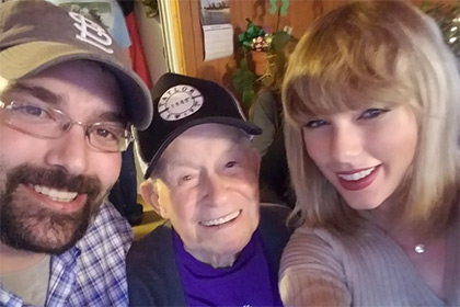 Тейлор Свифт пришла на рождественскую вечеринку к 96-летнему поклоннику