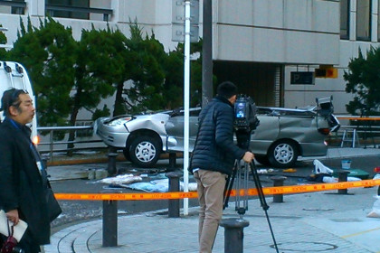 Трое погибли при падении машины с многоэтажной парковки в Японии