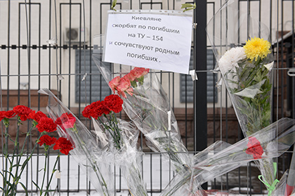 В Одессе экстремисты выбросили принесенные к Генконсульству России цветы