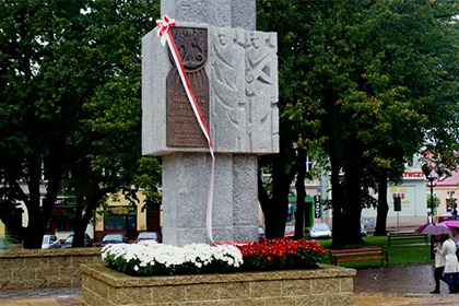 В польском городе памятник советским солдатам заменят на елку