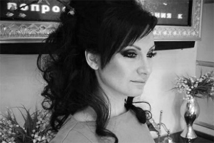 33-летняя певица Жанна Роштакова погибла от падения полки в ванной