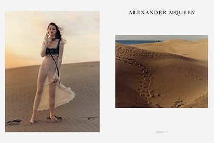 Alexander McQueen оставил полураздетую модель в песчаных дюнах