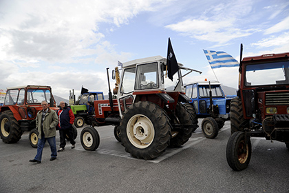 Греческие фермеры начали блокировать дороги тракторами из-за роста налогов
