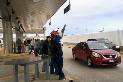 Протестующие захватили пункт въезда на границе Мексики и США